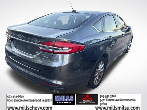 Used 2017 Ford Fusion SE FWD image 4