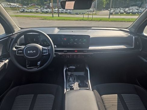 Used 2025 Kia Sorento LX FWD image 3