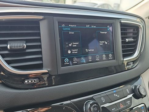Used 2020 Chrysler Pacifica Touring-L FWD image 11