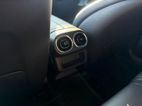 Used 2025 Mercedes-Benz GLC 300 4MATIC image 23