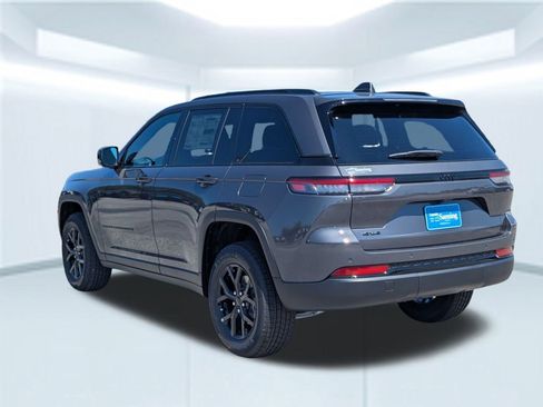 New 2025 Jeep Grand Cherokee Altitude image 4