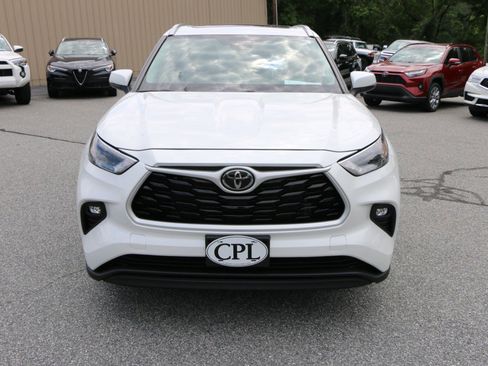 Used 2022 Toyota Highlander XLE AWD/4WD image 11