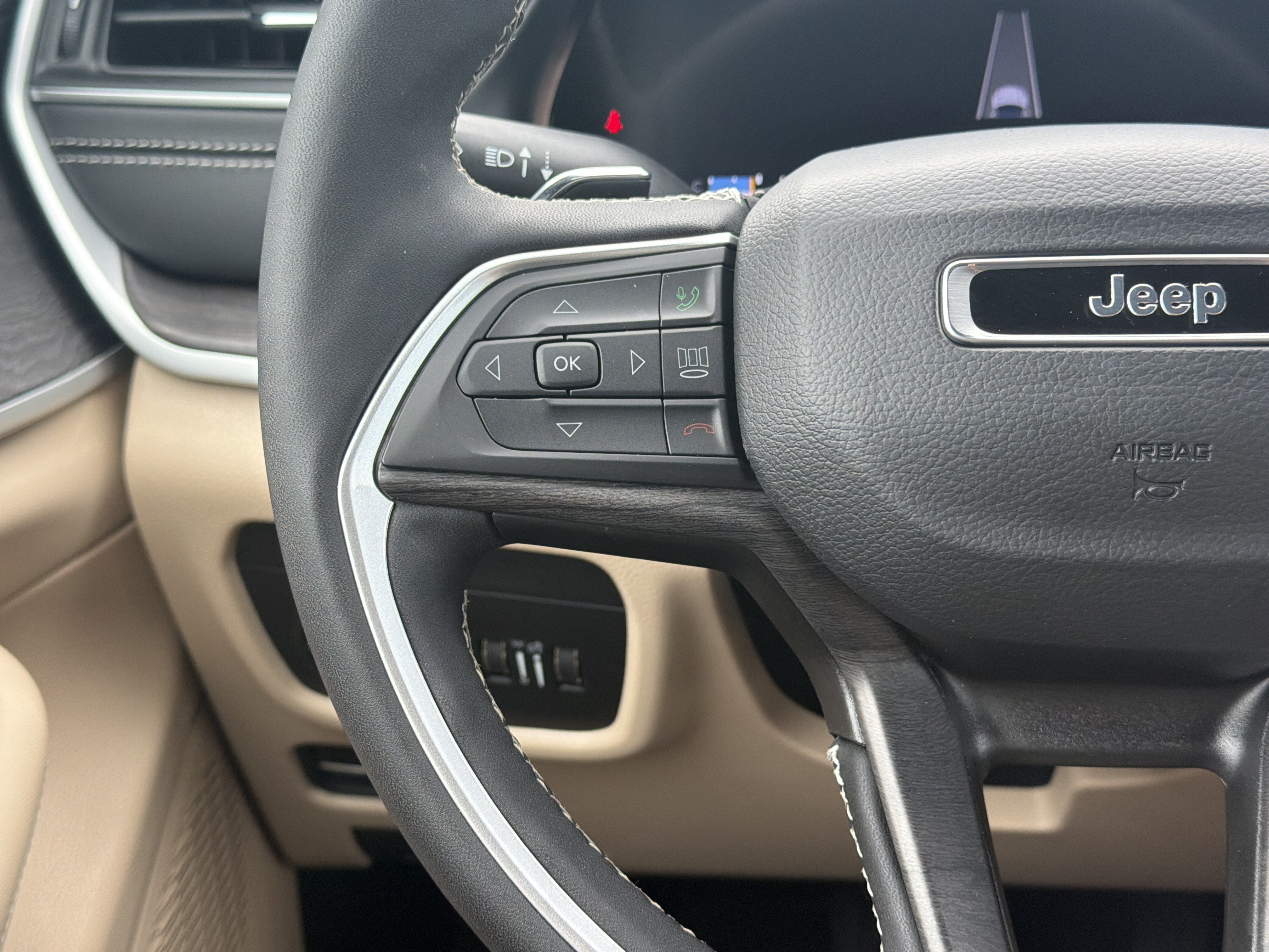 Used 2025 Jeep Grand Cherokee Limited RWD image 18