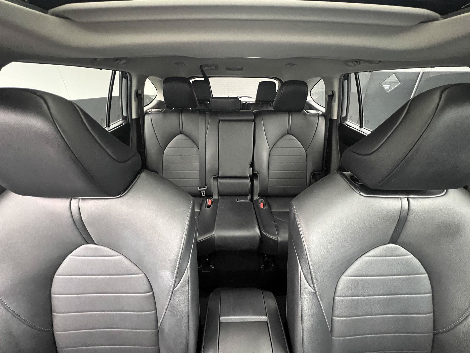 Used 2020 Toyota Highlander XLE FWD image 32
