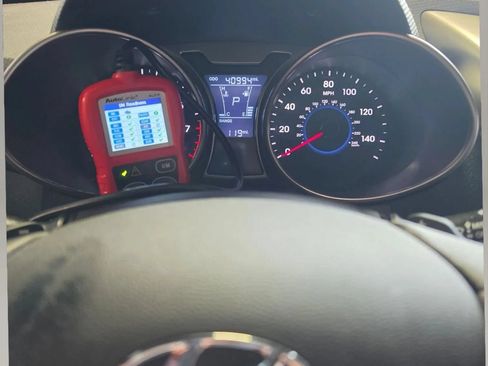 Used 2013 Hyundai Veloster w/ Style Pkg FWD image 10