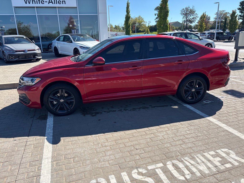 Used 2024 Volkswagen Jetta SE FWD image 3