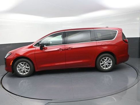 New 2027 Chrysler Pacifica Select FWD image 6