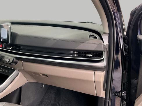 Used 2025 Kia Carnival FWD image 18