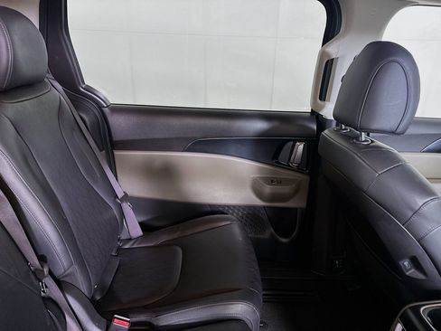 Used 2025 Kia Carnival FWD image 29