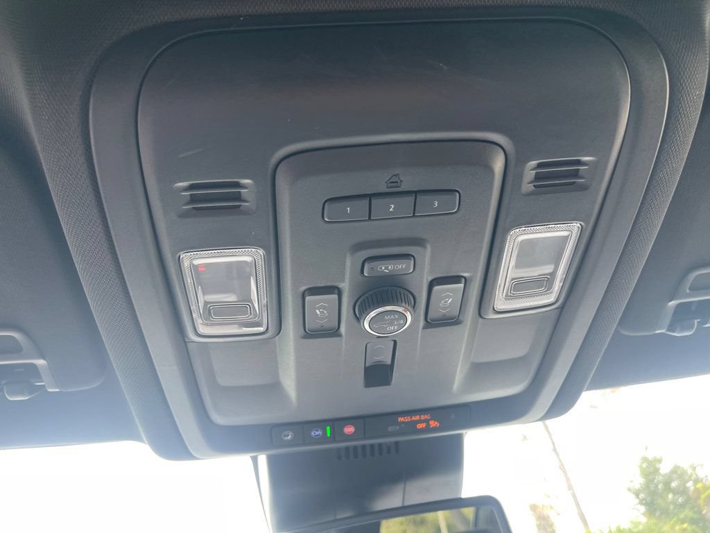 Used 2023 Chevrolet Suburban Premier AWD/4WD image 21