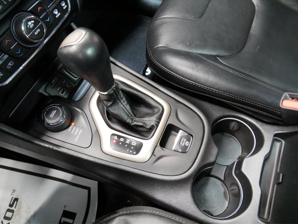 Used 2019 Jeep Cherokee Latitude Plus w/ Comfort/Convenience Group AWD/4WD image 53