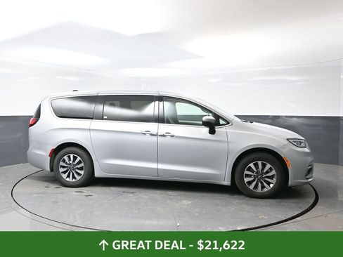 Used 2023 Chrysler Pacifica Touring-L FWD image 3