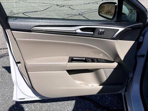 Used 2017 Ford Fusion SE w/ Fusion SE Technology Package FWD image 9