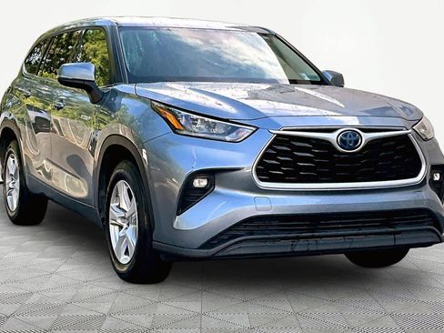 Used 2020 Toyota Highlander LE FWD image 3