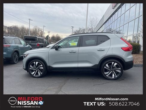 Used 2025 Volvo XC40 B5 Plus AWD/4WD image 2