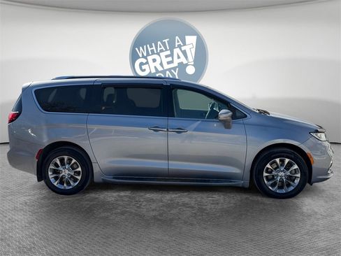 Used 2021 Chrysler Pacifica Touring-L image 2