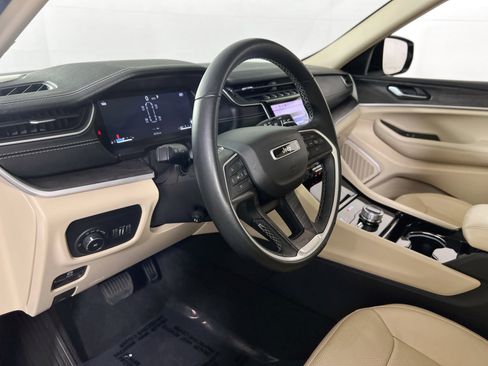 Used 2022 Jeep Grand Cherokee Limited w/ Luxury Tech Group II image 9