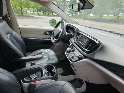 Used 2017 Chrysler Pacifica Touring-L FWD image 9