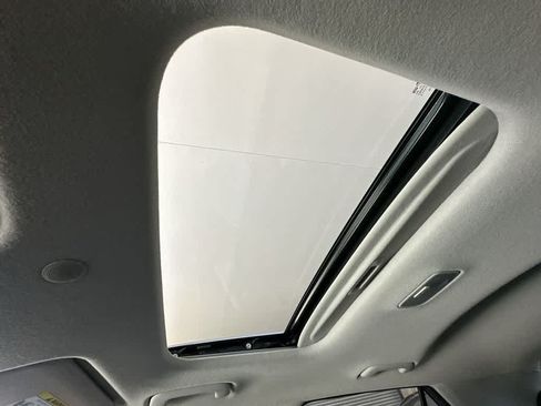 Used 2023 Hyundai Venue SEL FWD image 18