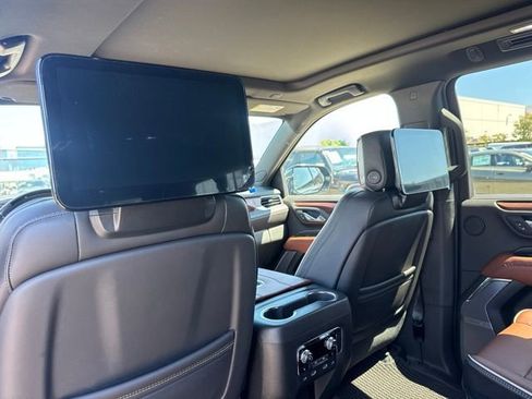 Used 2023 GMC Yukon XL Denali Ultimate AWD/4WD image 11