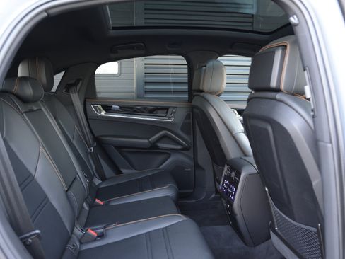 Certified 2025 Porsche Cayenne S AWD/4WD image 35