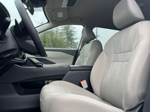 Used 2025 Nissan Rogue SV image 30