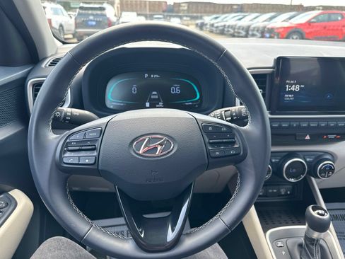 Used 2025 Hyundai Venue Limited FWD image 39