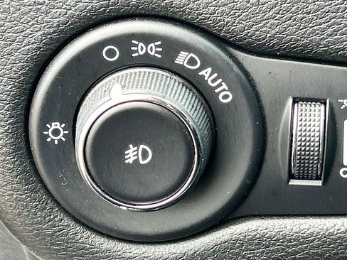 Used 2019 Jeep Cherokee Latitude Plus AWD/4WD image 32