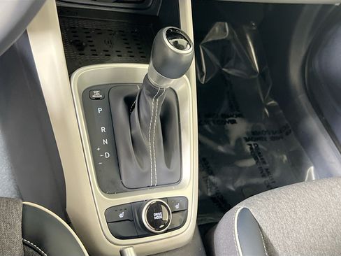 Used 2023 Hyundai Venue Limited FWD image 17