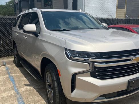 Used 2022 Chevrolet Tahoe LT w/ Luxury Package RWD image 2