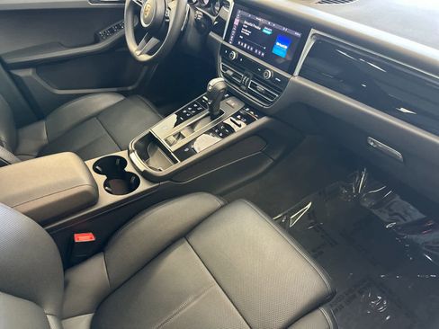 Certified 2025 Porsche Macan AWD/4WD image 17