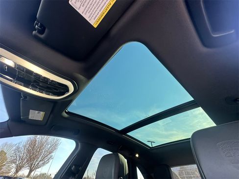 Used 2022 Porsche Macan image 32