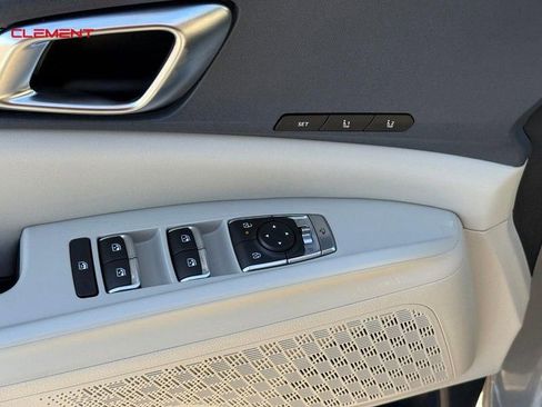 Used 2025 Kia Carnival EX image 21