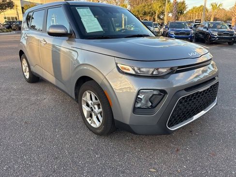 Certified 2022 Kia Soul LX w/ Technology Package image 3
