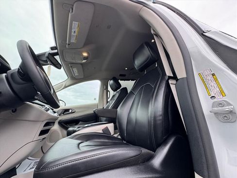 Used 2024 Chrysler Pacifica Touring-L image 17