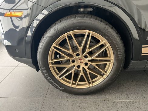 Certified 2025 Porsche Cayenne Coupe image 10