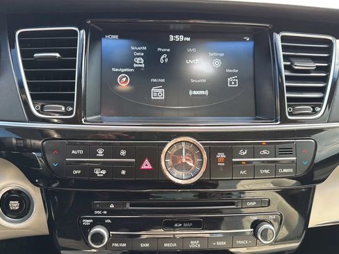 Used 2017 Kia K900 Luxury w/ VIP Plus Package RWD image 18