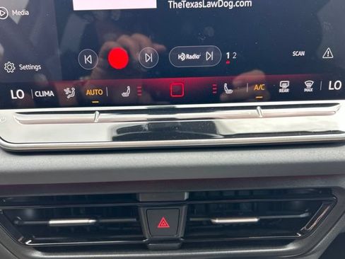 Used 2025 Volkswagen Tiguan SE FWD image 17