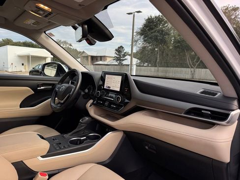 Used 2023 Toyota Highlander XLE image 32