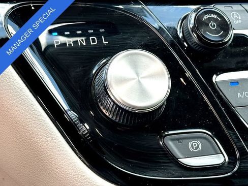 Used 2023 Chrysler Pacifica Touring-L FWD image 16