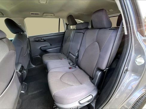 Used 2024 Toyota Highlander LE image 21