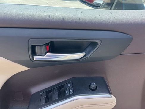 Used 2021 Toyota Highlander XLE FWD image 15