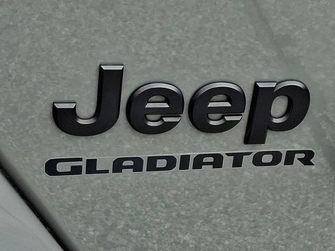 Certified 2022 Jeep Gladiator Overland AWD/4WD image 31