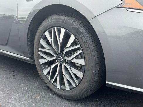 Used 2024 Nissan Altima 2.5 SV FWD image 22
