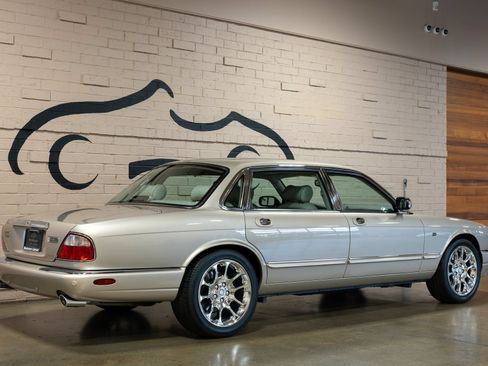 Used 2001 Jaguar XJ Supercharged RWD image 4