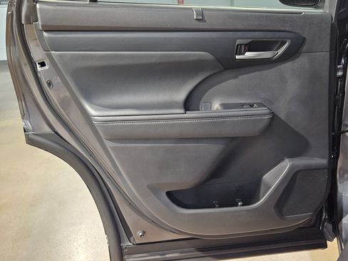 Used 2025 Toyota Highlander XLE AWD/4WD image 34