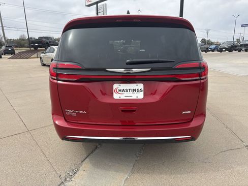 New 2026 Chrysler Pacifica Select image 4
