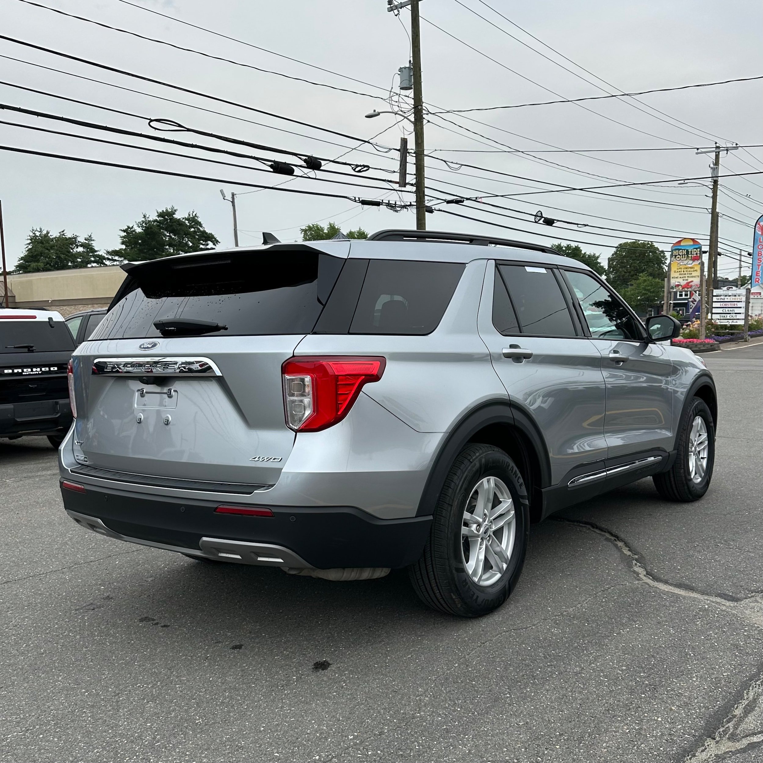 Used 2023 Ford Explorer XLT w/ Equipment Group 202A AWD/4WD image 3