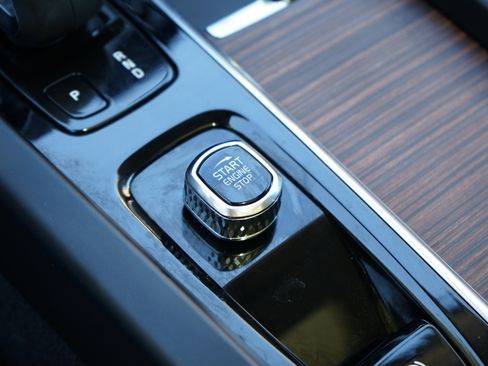 Used 2022 Volvo XC60 B5 Momentum image 29