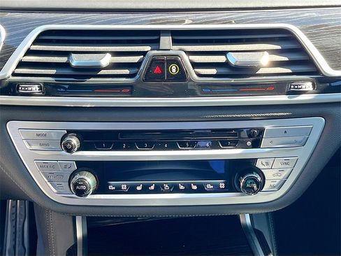 Used 2019 BMW 750i w/ Executive Package image 28